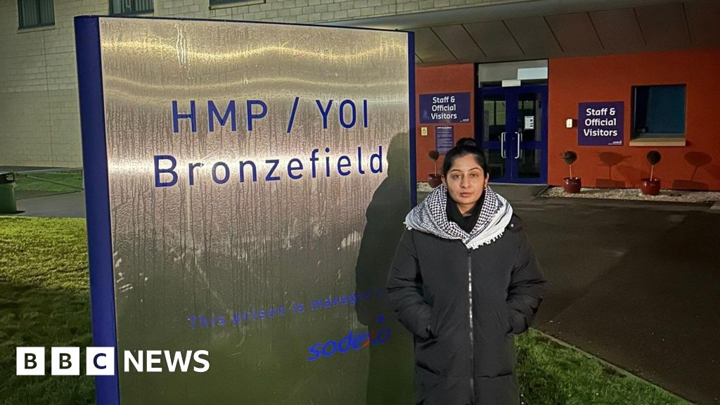 MP Zarah Sultana protests in support of hunger striker Qesser Zuhrah