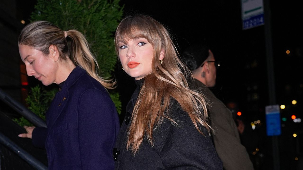 Take Notes on Taylor Swift and Este Haim’s Holiday-Ready Hair